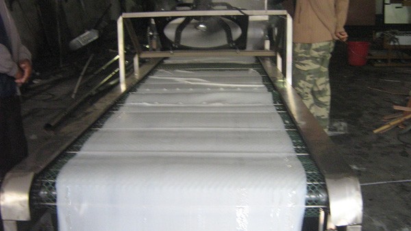 1461336835484796.jpg 清遠陽(yáng)山的何先生購買(mǎi)500型河粉機.jpg